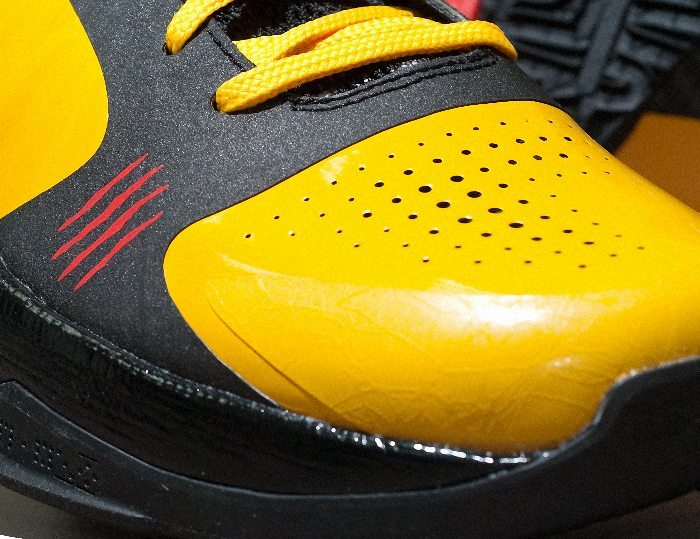 Kobe Bryant Nike Zoom Kobe V (5), Bruce Lee - Game of Death Edition with colors yellow, black and red. Picture 09