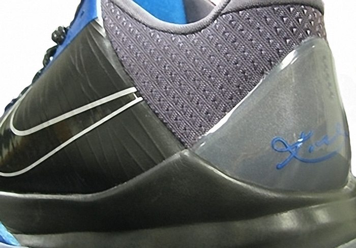 Kobe Bryant Nike Zoom Kobe V (5), Dark Knight Edition with colors black, metalic blue, white and red. Picture 10